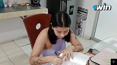 MI HERMANASTRA LATINA COLOMBIANA ESTABA EN CASA Y ME PIDIO QUE LE ENSE&Ntilde_ARA COMO JUGAR CON EL CELULAR ELLA MUY CALIENTE ME MOSTRO SU HERMOSO CULO - PORNO EN ESPANOL Thumb