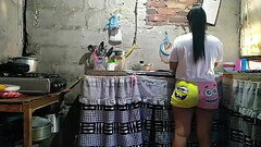 mientras preparo el almuerzo en la casa llega la cachonda de paula a apretarme las nalgas y chuparme el culo mientras cocino Thumb