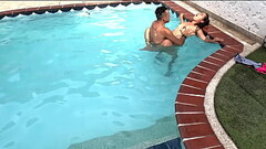 ENCUENTRO A MI CU&Ntilde_ADA SENTADA JUNTO A LA PISCINA Y NO PUEDO EVITAR QUERER FOLLAR SU RICO Y APRETADO CO&Ntilde_O LATINO MILF Thumb