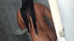 mientras me ba&ntilde_o mi hermanastra me graba desnuda con su celular, le reclamo pero me contenta acarici&aacute_ndome las tetas y bes&aacute_ndome el co&ntilde_o Thumb