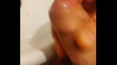 Парень дрочит в ванной Thumb