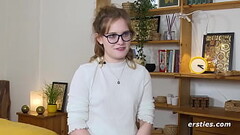 Ersties: Luna verw&ouml_hnt ihre rasierte Muschi mit Dildo und Vibrator Thumb