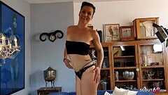 Reife deutsche Ehefrau fickt fremd mit dem Jungspund von Nebenan Thumb