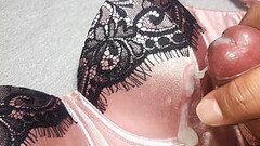 Me masturb&eacute_ sobre la lencer&iacute_a de sat&iacute_n de mi mejor amiga, le dej&eacute_ todo mi semen, no me deja conjermela, as&iacute_ que me vengo sobre su lencer&iacute_a Thumb