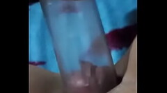 Succionando su vagina con una bomba de vac&iacute_o extasiada ella Thumb