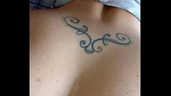 Cojiendola y preparando con los dedos su culo, para el Anal Thumb