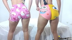 Padrastro le parte el culo a su dos hijastras, esto es lo que hace un padrastro cuando convive solos con su dos hijastras la convierten en su zorra ful creampie en el culo grande de sus hijastras Thumb