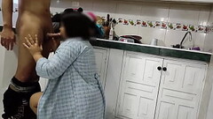 el chico del delivery si que tiene suerte la se&ntilde_ora no tiene como pagarle lo que le trajo y termina pagandole con su cuerpo ya quisieran tener todos la misma suerte Thumb