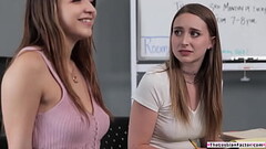 Brunette babe fingered by lesbian client Thumb