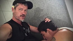 Il cueille une fleur, qui n'_est aussit&ocirc_t qu'_un sourire Thumb