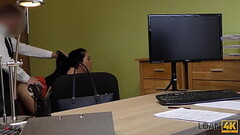 LOAN4K. Empleado aventurero atrae a un bomb&oacute_n para que lo monte en la mesa Thumb