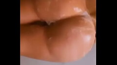 Sheyla Rojas lava su papa Thumb