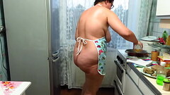 Chubby milf cooks pies and fucks with a wooden pestle in the kitchen. Her juicy PAWG and big tits are shaking. Homemade fetish. Does your wife make dinner naked? Thumb