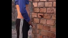 Flagrei meu irm&atilde_o dotado mijando atr&aacute_s do banheiro Thumb